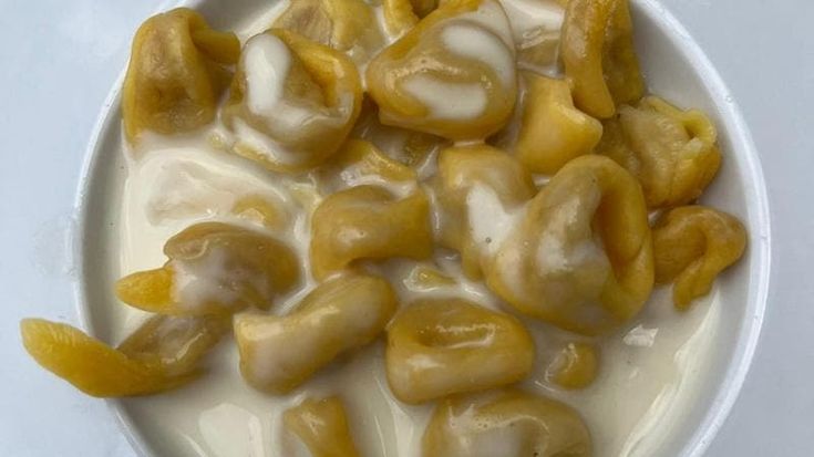 I plin al sugo d’arrosto incontrano i tortellini con crema di parmigiano