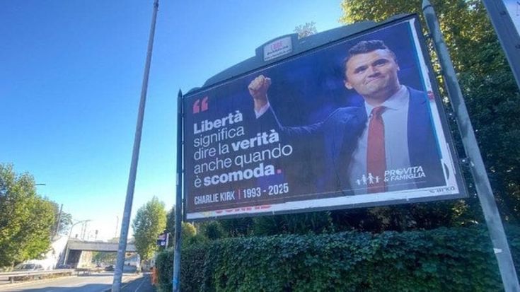 Charlie Kirk, a un mese dalla morte i Pro Vita riempiono Roma di cartelloni: “Già imbrattati”