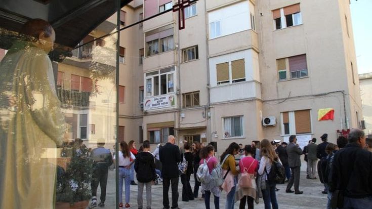 Vandali nella piazza di don Puglisi: l’appello dei volontari per salvarla