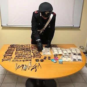 Denunciato il ricettatore degli operai infedeli che rubavano occhiali alla Luxottica
