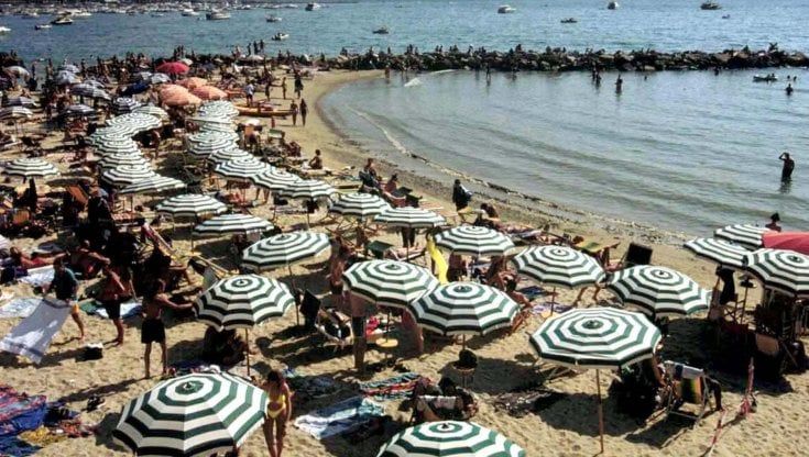 Concessioni balneari, lunedì la battaglia in aula di FdI. Ma la "lobby" delle spiagge è trasversale