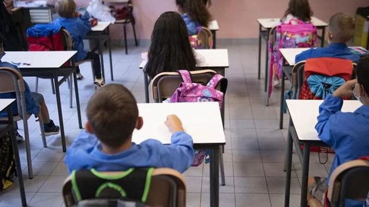 Alunni presi per i capelli dalla maestra: “Volevo solo educarli”