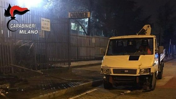 Arrestano il figlio, 52enne sfonda con un furgone il cancello della caserma a Sesto San Giovanni: fermata e portata in carcere