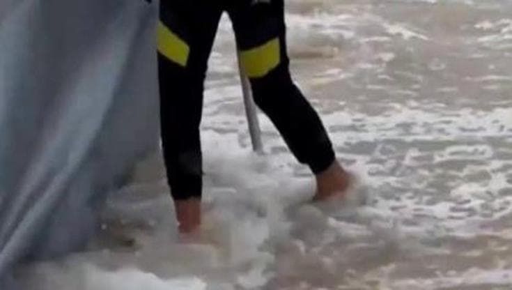 Gaza, tempesta invernale: l’acqua invade migliaia di tende di rifugiati sulla spiaggia