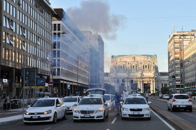 Milano, la protesta dei taxi contro il lancio di UberPop