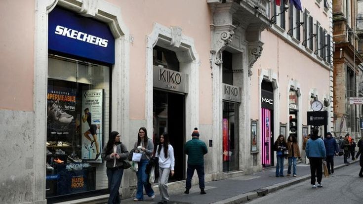 Allarme in via del Corso: “C’è una valigia abbandonata”