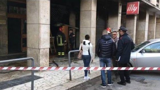 Bombe ai negozi di Foggia, operazione antiracket contro i clan: 15 arresti