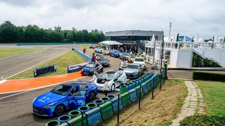 Passione Toyota: un giorno nel parco “divertimenti” del circuito di Dreux con Hilux, GR Yaris e Supra