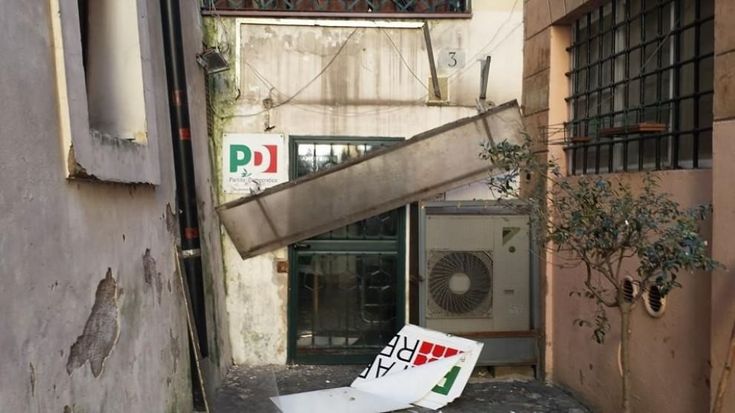 Trastevere, attacco al circolo Pd: divelta l'insegna