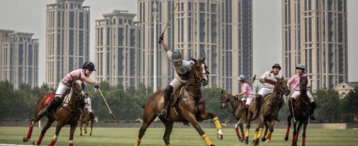 Giocare a polo nel club cinese dei miliardari