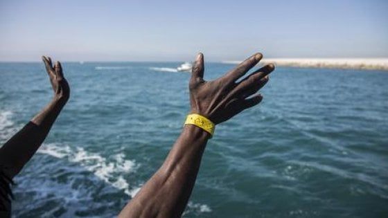 Migranti, in acque italiane barcone con 450 a bordo. Salvini: "Non deve arrivare qui". Punta verso la Sicilia
