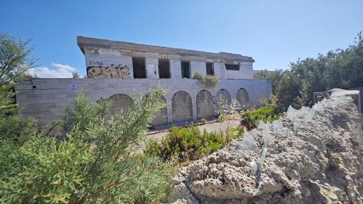 Bari, l’ex ostello di Palese è ancora un rudere nel nuovo waterfront: “Ma ai turisti farebbe comodo”