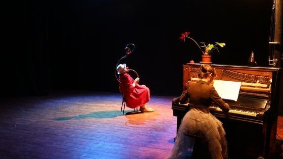 Tra comicità e poesia, la Befana a Cascina si festeggia al teatro