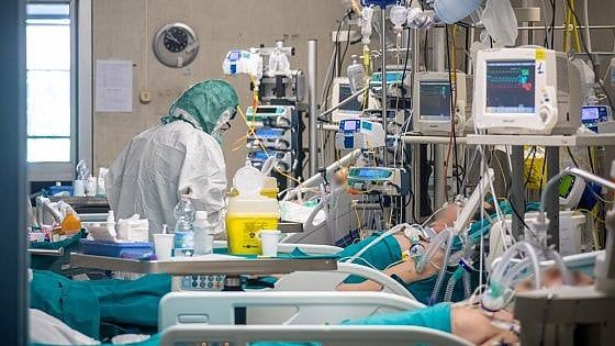 Torino, gli infermieri di rinforzo mandati da Roma finiscono in stand by: due colleghi fermati prima della partenza