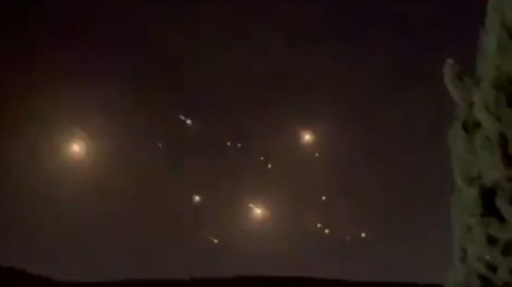 Guerra Israele - Libano, le notizie del 1° ottobre. L’Iran lancia circa 200 missili verso Israele: nessuna vittima. Khamenei: “Vittoria divina è vicina”. Netanyahu: “La pagheranno”