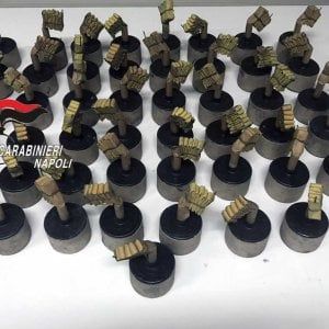 I carabinieri sequestrano botti proibiti, il deposito nelle Vele di Scampia. Cento chili di esplosivo in un garage a Qualiano