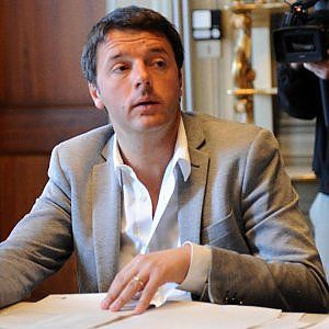 Scuola, lettera di Renzi ai prof neoassunti: "Basta con l'odioso precariato tra i docenti"