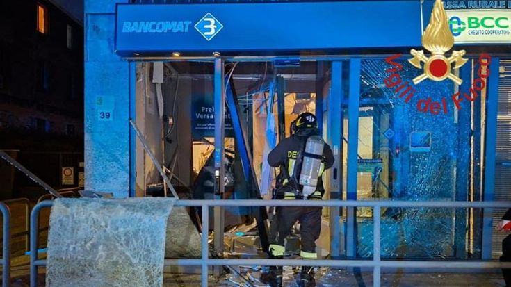 Fino Mornasco, boato nella notte: esplode un bancomat, ladri in fuga