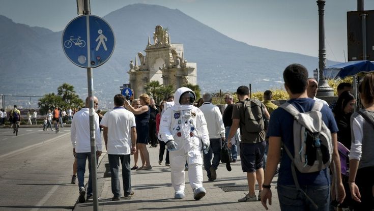 Un astronauta sul lungomare
