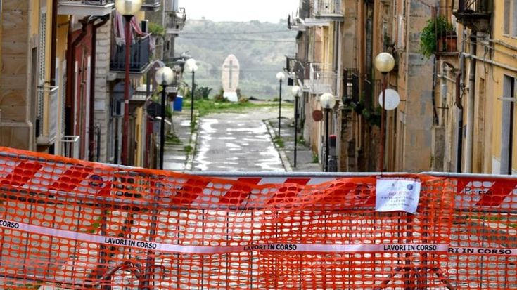 Niscemi, la rabbia di chi ha perso tutto: “Ci resta solo la paura, ma non vivremo in una new town”