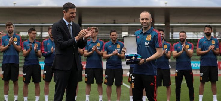 Spagna, De Gea ignora il neo premier Sanchez: tutti lo applaudono tranne lui  