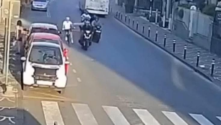 Pompei, in scooter spinge a terra un ciclista di ottanta anni. Poi confessa: "Ero ubriaco"