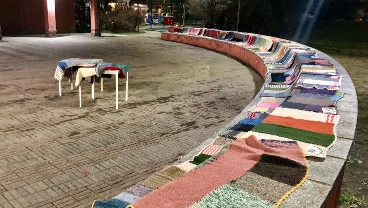 Le coperte di lana cucite a mano dagli anziani di Segrate a Milano: il dono per i senzatetto che dormono al freddo