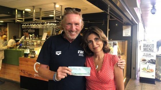 Napoli, vittime innocenti: l'associazione "Artur" dona un assegno alla piccola Noemi