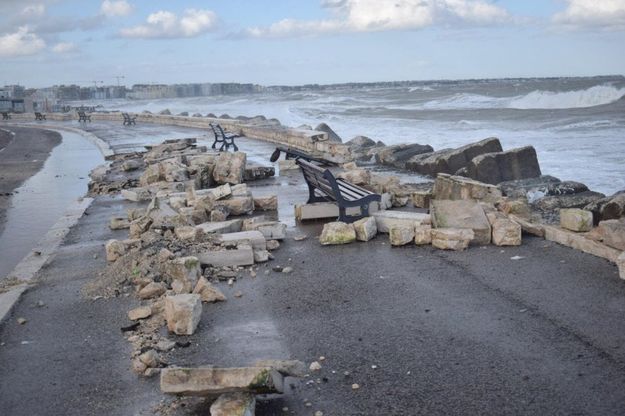 Bari, il lungomare devastato dal maltempo: muretti crollati e spiaggia cancellata