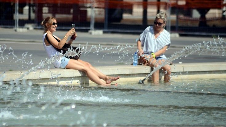 Caldo record, oggi bollino rosso in 7 città. Da domani tregua fino al weekend