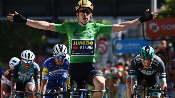 Ciclismo, Giro del Delfinato: van Aert forte anche in volata. Sua la quinta tappa