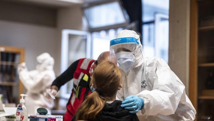 Covid, casi ridotti di un quinto in una settimana. Sileri: "Via la mascherina all'aperto con 30 milioni di vaccinati"