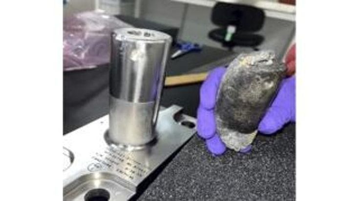 Piovono rifiuti spaziali: una batteria della stazione orbitante centra una casa in Florida. Chiesti alla Nasa 80mila dollari