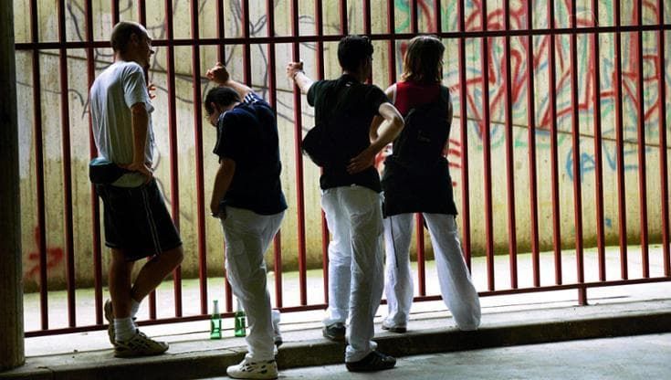Lecce, chiuse le indagini sulla baby gang del teatro Apollo: indagati in 4, scattano i Daspo urbani