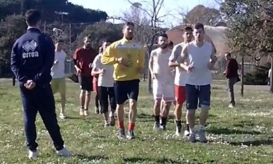 Grosseto, sfrattati dallo stadio e senza più maglie per gli allenamenti: non resta che il parco