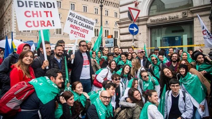 La protesta dei medici: “Siamo pochi, senza una vita oltre la corsia e veniamo picchiati”