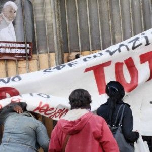 Vomero, senzatetto occupano scuola nel nome di Papa Francesco