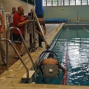 Potenza, alla piscina comunale arriva il sollevatore per disabili