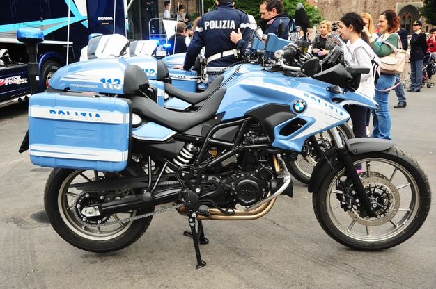 Milano, un anonimo regala le nuove moto alla polizia