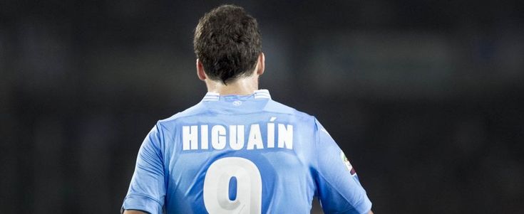 Higuain bianconero, sconcerto tra i tifosi del Napoli. Cori cotnro De Laurentiis a Dimaro