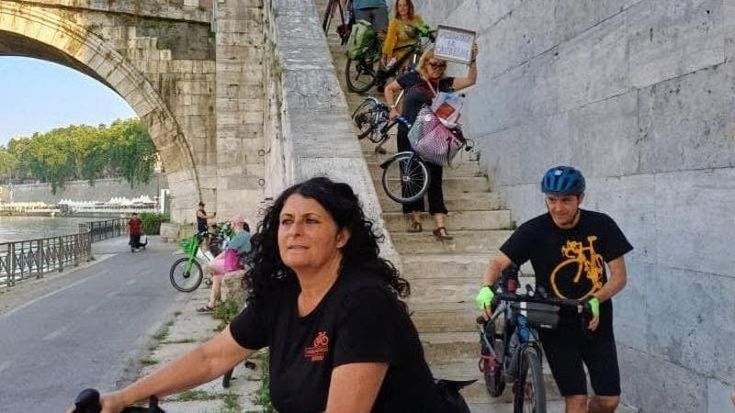 Ciclabile sul Tevere, via le canaline: rampe off limits per le due ruote