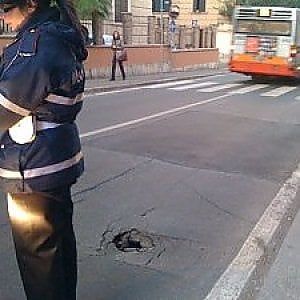 Roma, troppe buche in via Nizza:  limite di velocità a 10 km