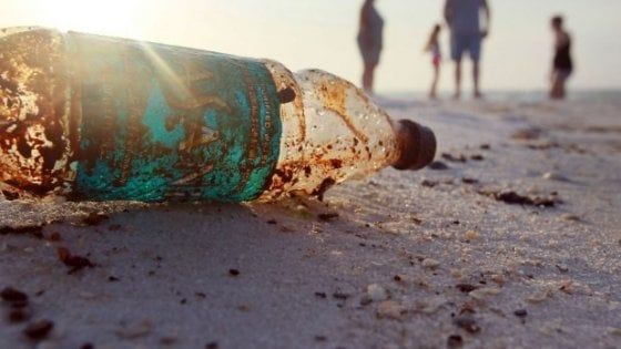 Sulle spiagge italiane fino a 2mila tonnellate di frammenti plastici