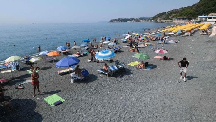 Da Boccadasse a Vesima sanzionati gli sconfinamenti di ristoranti e noleggio ombrelloni