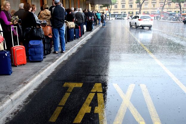Firenze, la coda in attesa di un taxi alla stazione di Santa Maria Novella