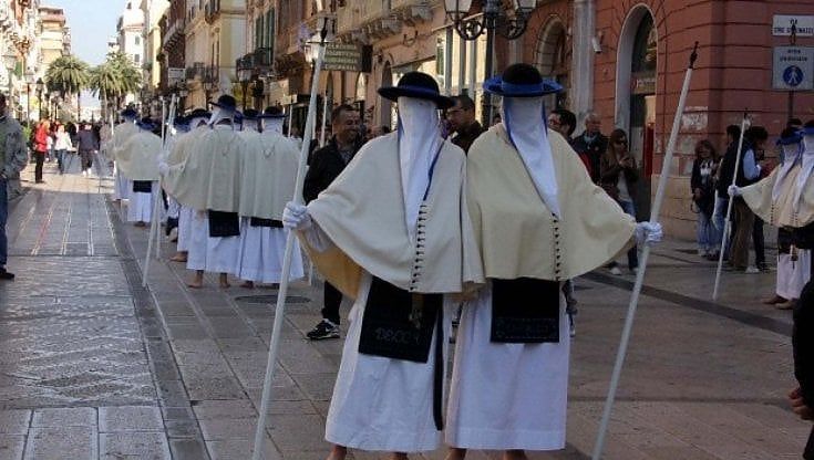 Puglia, da aprile tornano le processioni. La Conferenza episcopale: "Volontari per garantire le misure anti-Covid"