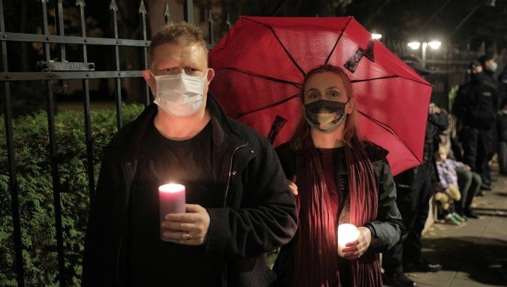 Polonia, aborto negato. Le critiche dell’Ue: “Diritti cancellati”