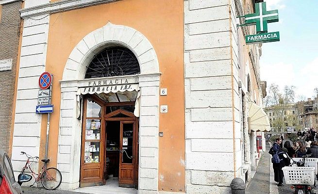 Ticket e visite specialistiche<br />si prenotano nelle farmacie