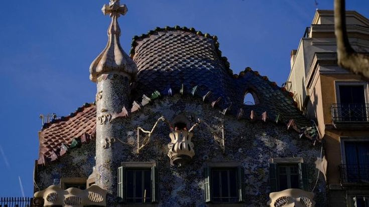 Barcellona in scia a Amsterdam: tassa di soggiorno fino a 15 euro a notte, tra le più care d’Europa