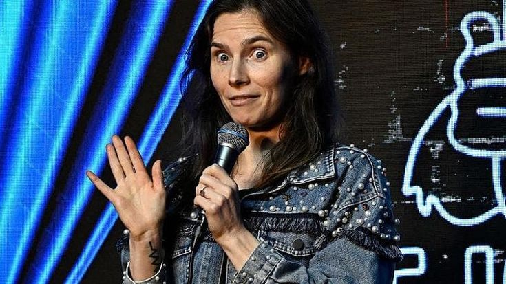 Amanda Knox e la stand up comedy sull’omicidio di Perugia: “Il mio spettacolo piacerebbe a Meredith”